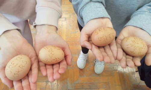 Šareni tragovi tradicije: Uskršnje penganje jaja u našoj školi